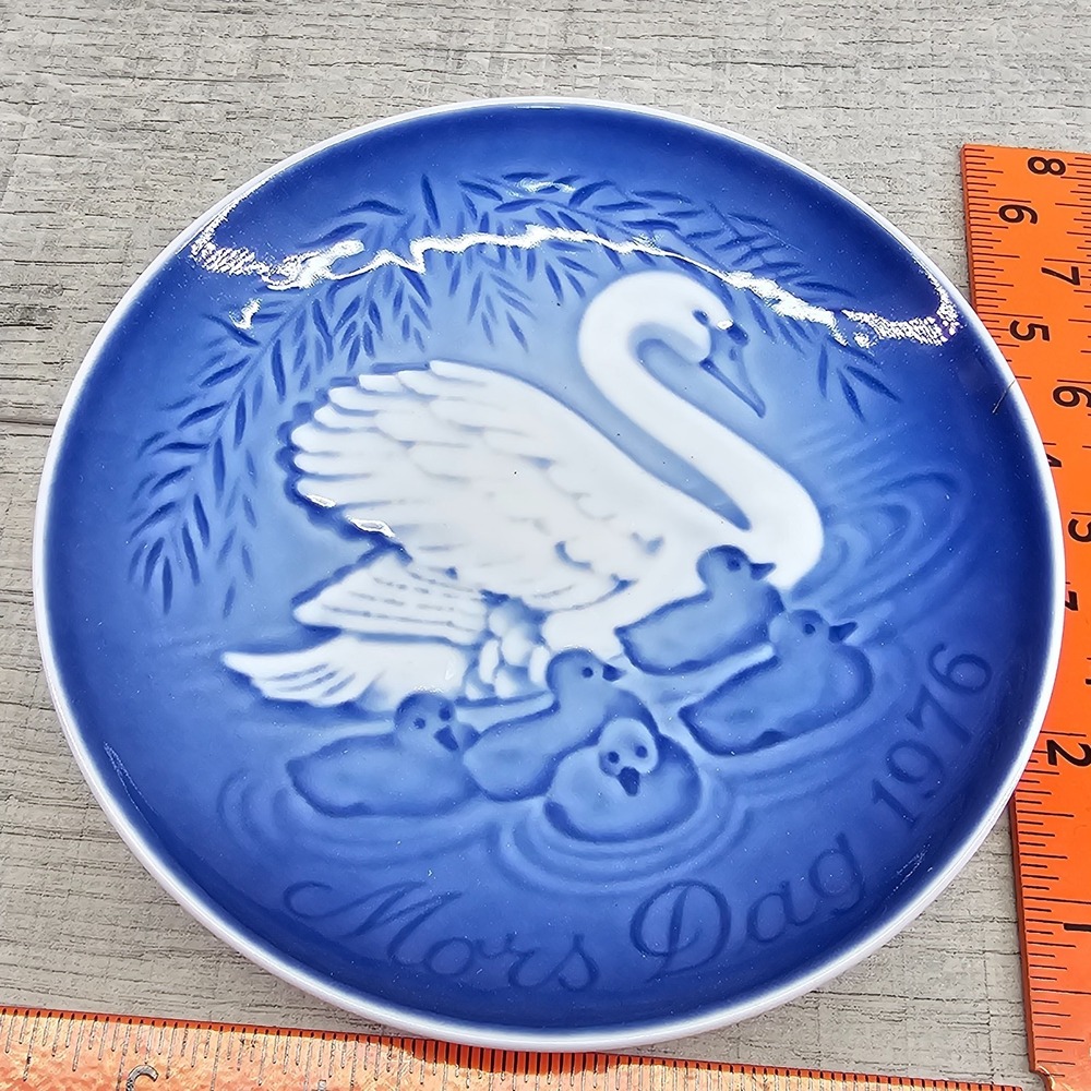 1976 Bing & Grondahl B&G Mother's Day / Mors Dag Plate Denmark - Swans